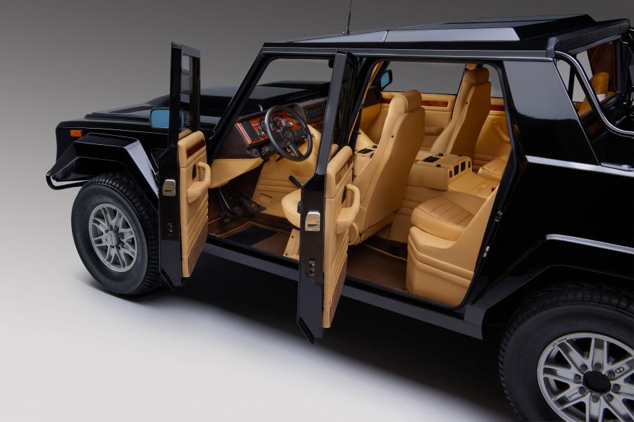 Интерьер Lamborghini LM002 1990 года  (NA) (фото 15 из 55)